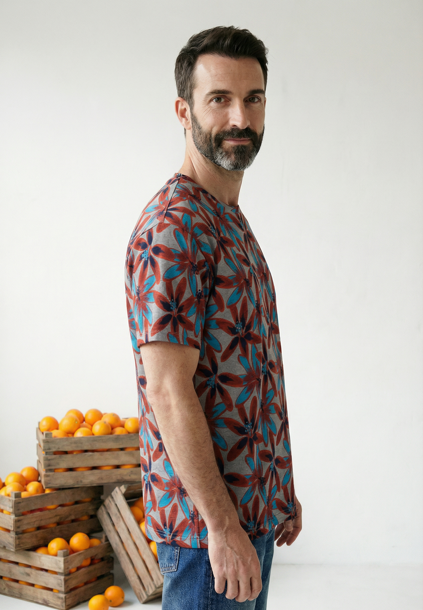 T-shirt J&JOY gris à motif floral rouge et bleu – casual chic