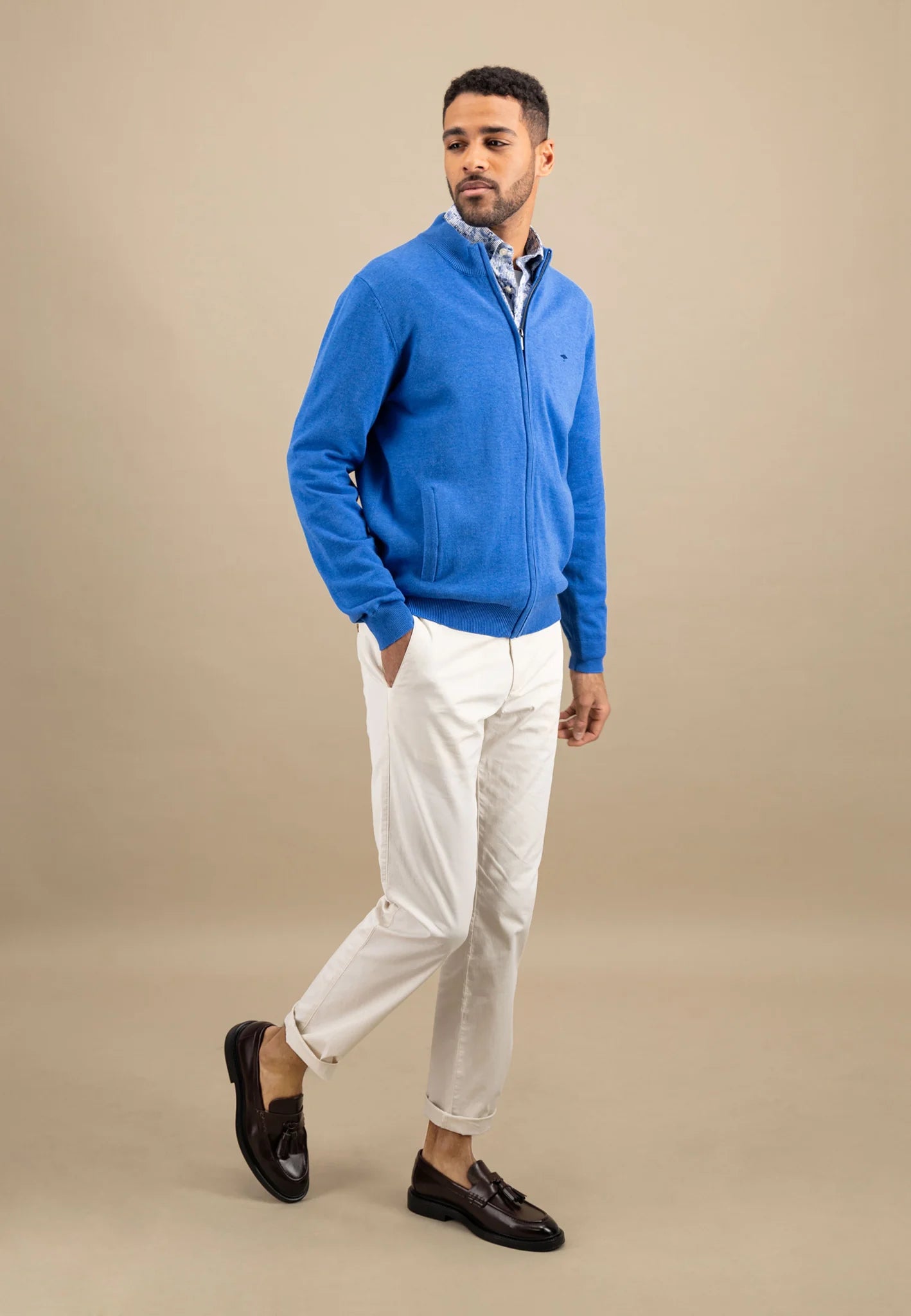 Fine cardigan with a stand -up collar