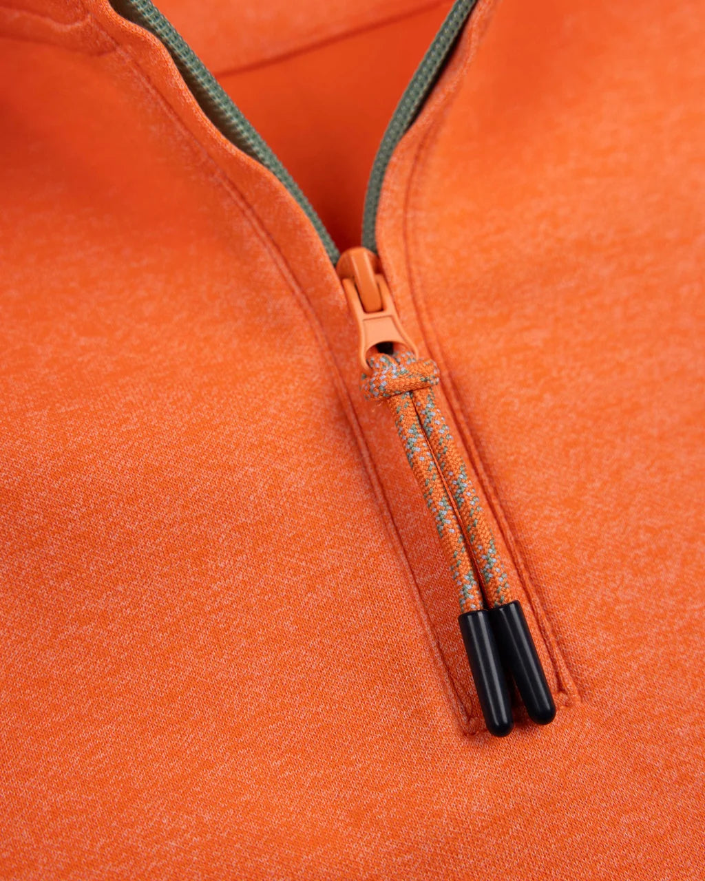 25KN301
Pull orange avec demi-fermeture éclair