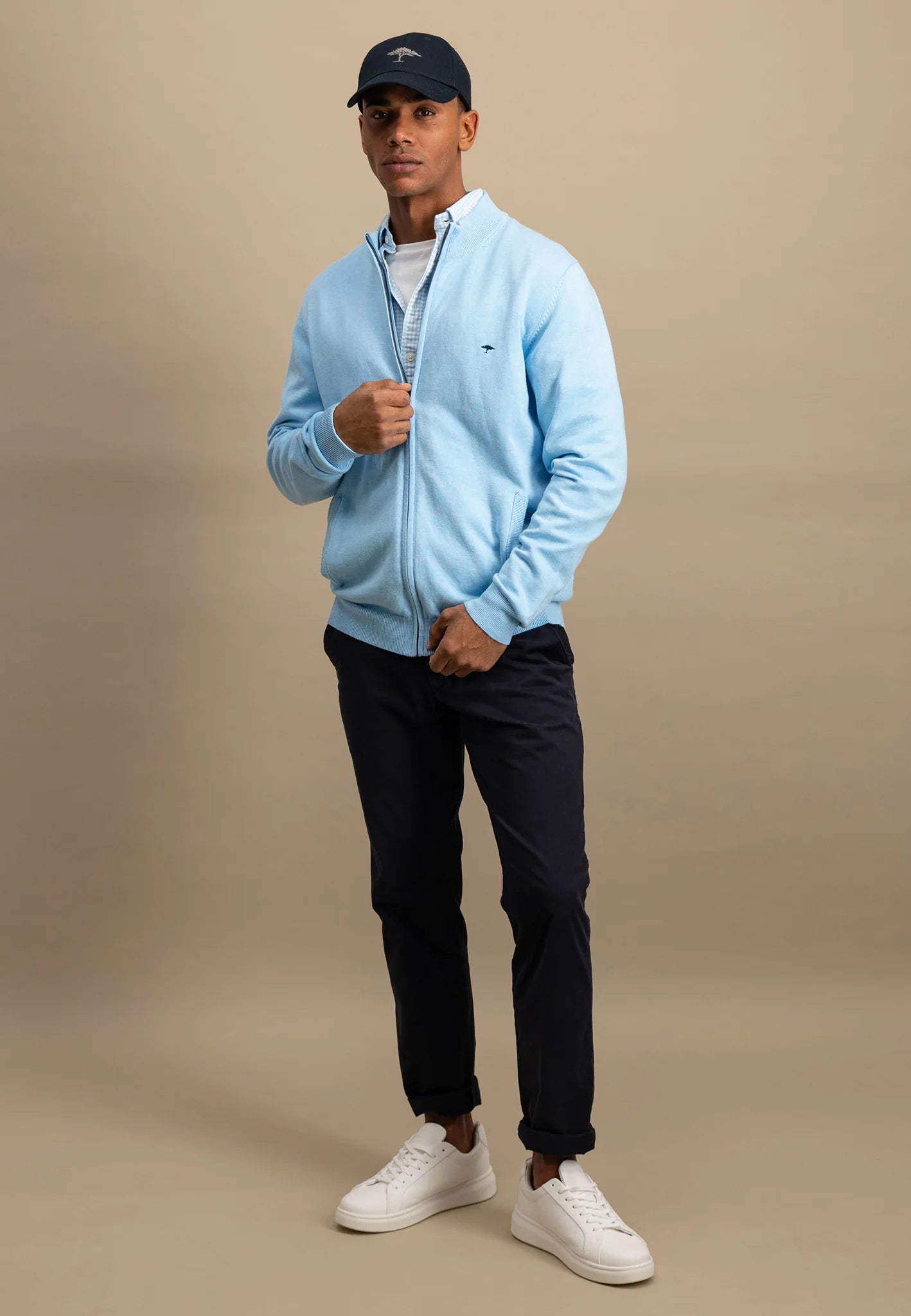 Fine cardigan with a stand -up collar