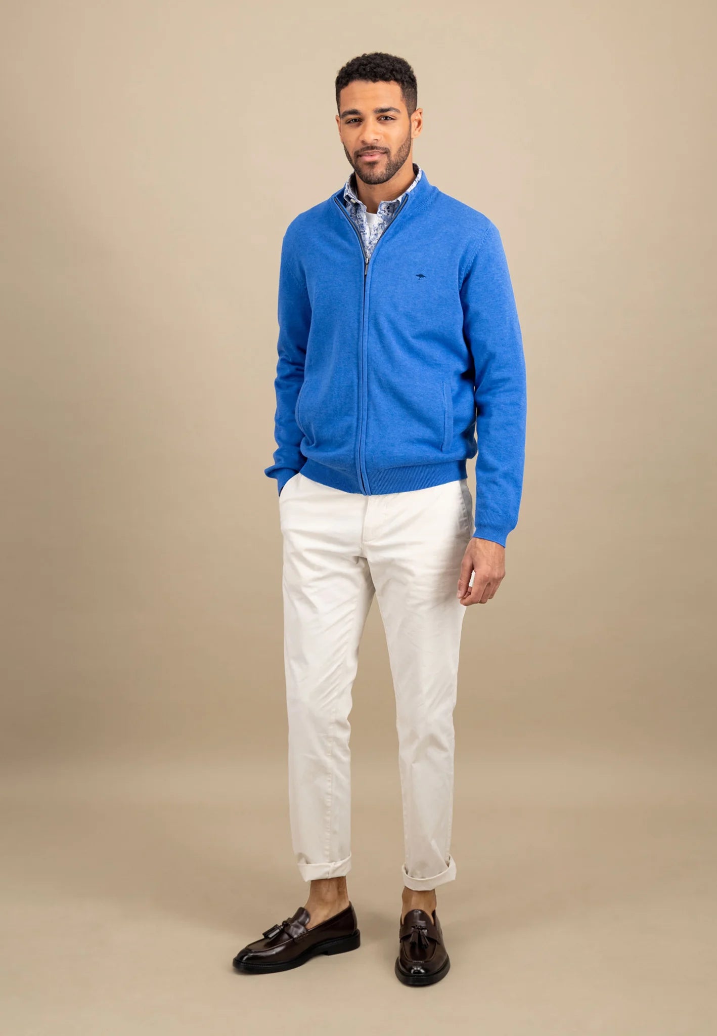 Fine cardigan with a stand -up collar