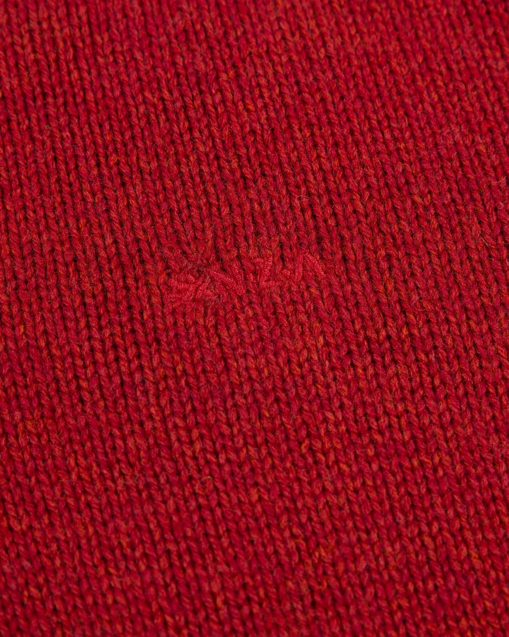 25HN419
Pull en laine rouge à col boutonné