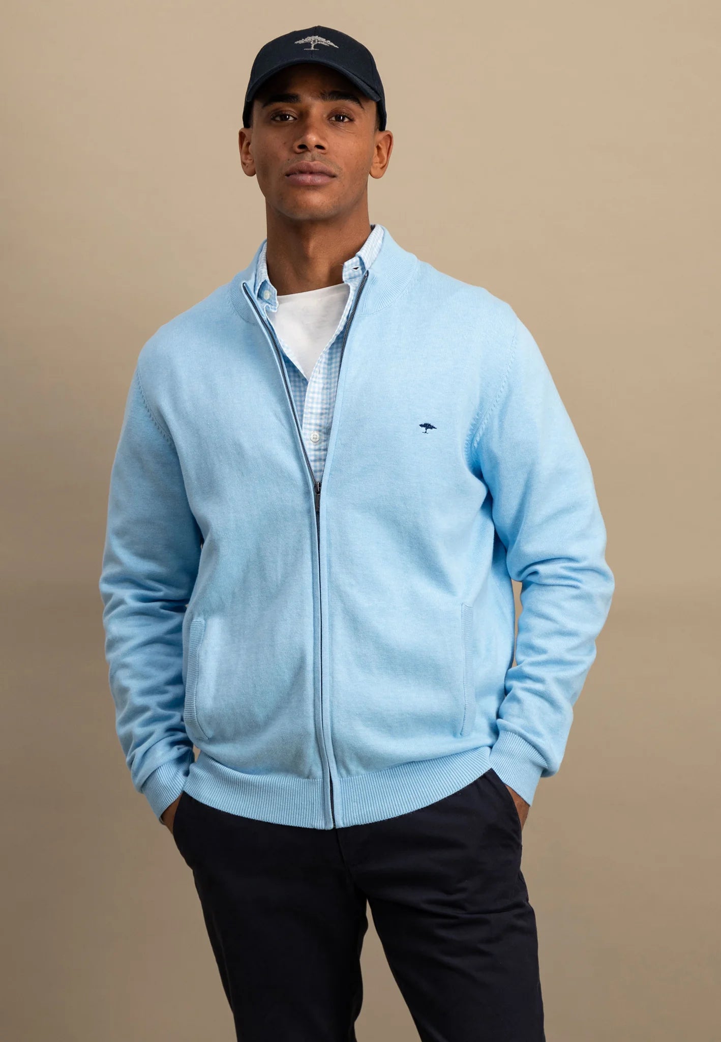 Fine cardigan with a stand -up collar