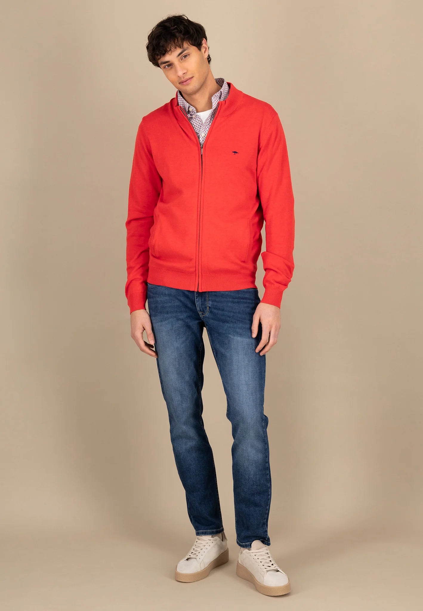 Fine cardigan with a stand -up collar
