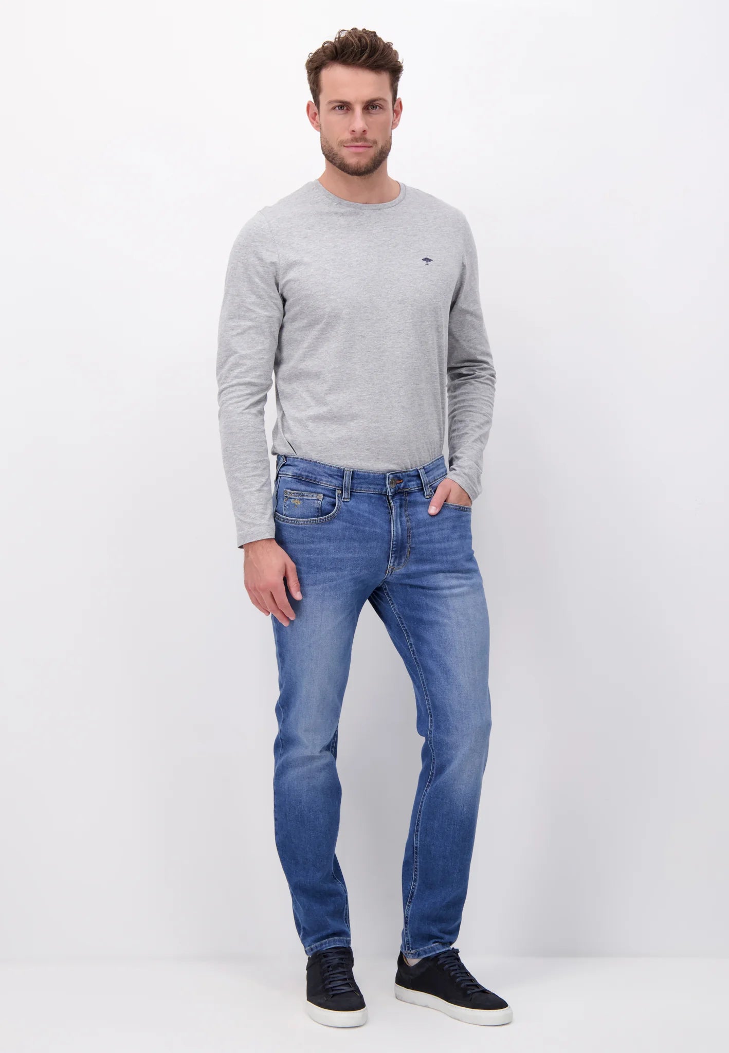 Tapered fit jeans