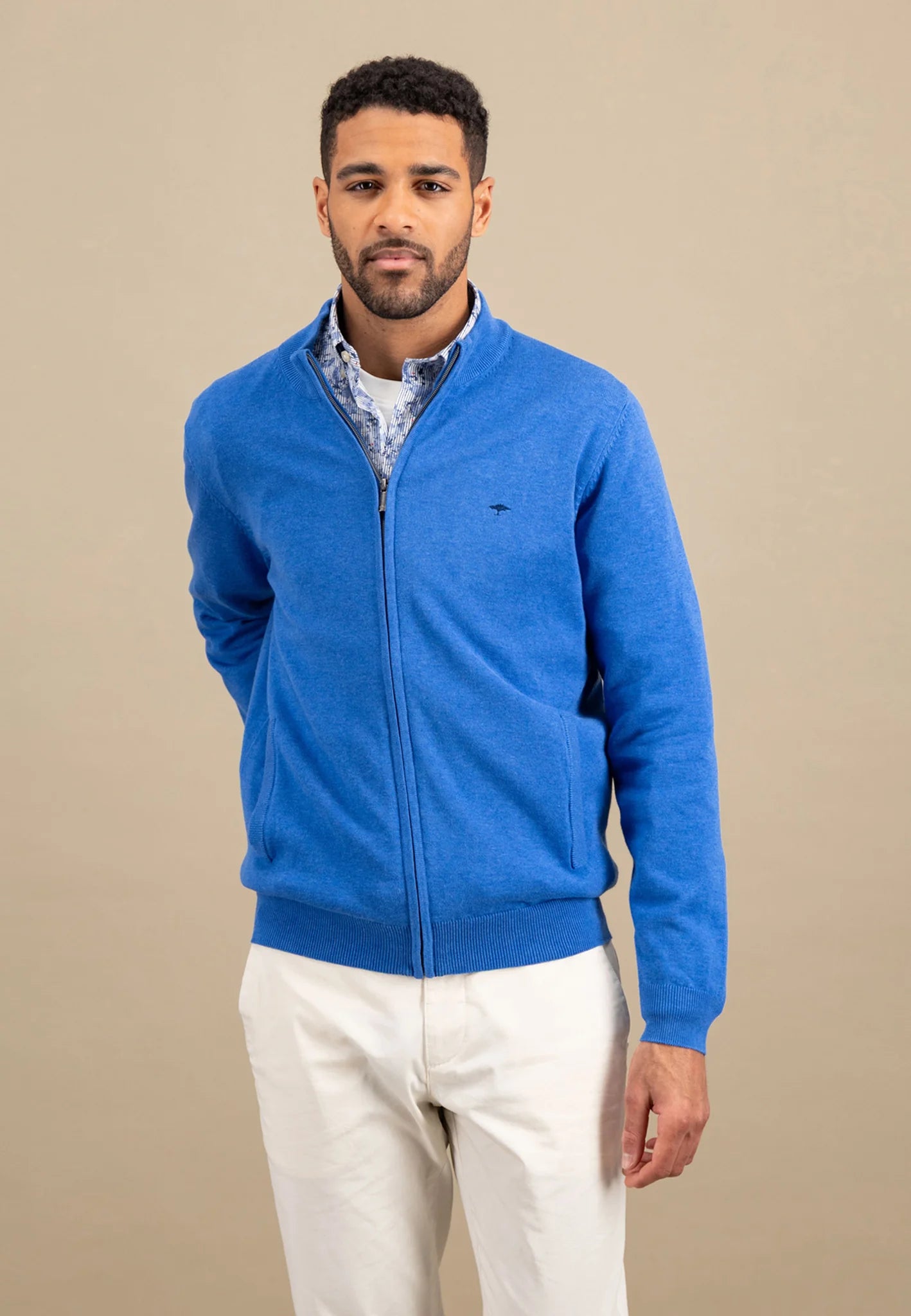 Fine cardigan with a stand -up collar
