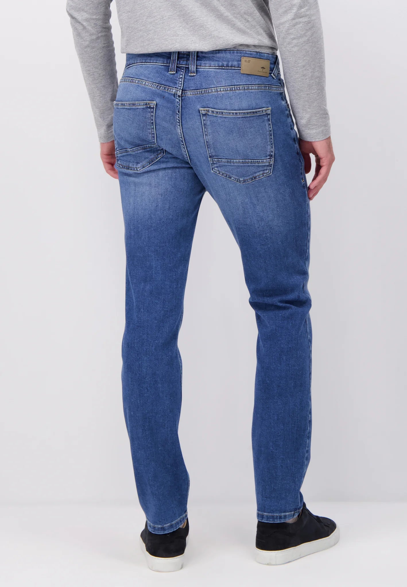 Tapered fit jeans