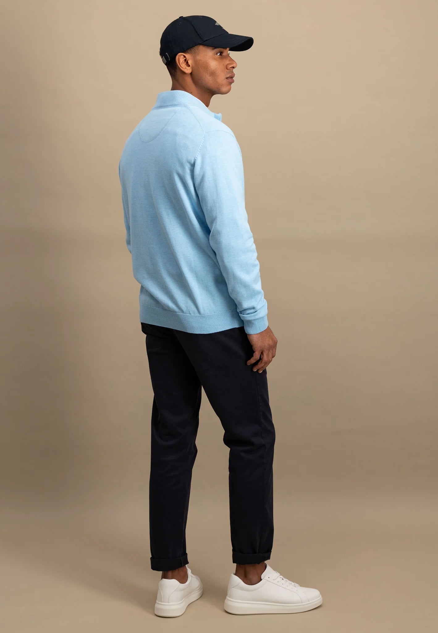 Fine cardigan with a stand -up collar