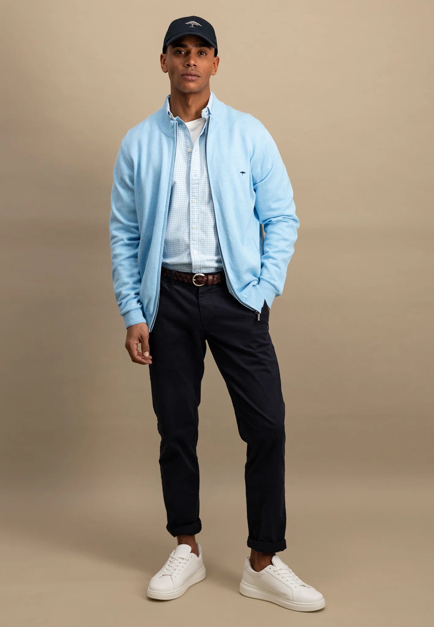 Fine cardigan with a stand -up collar