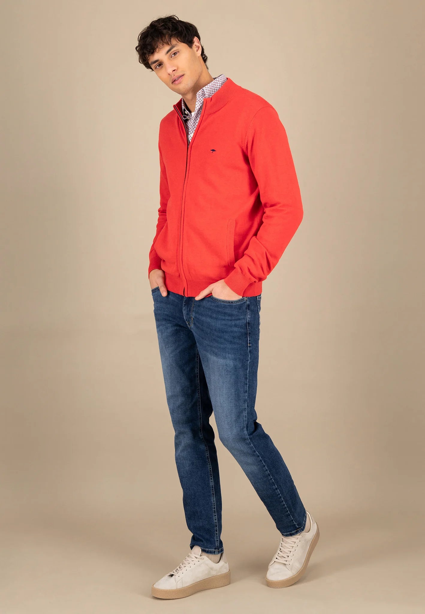 Fine cardigan with a stand -up collar